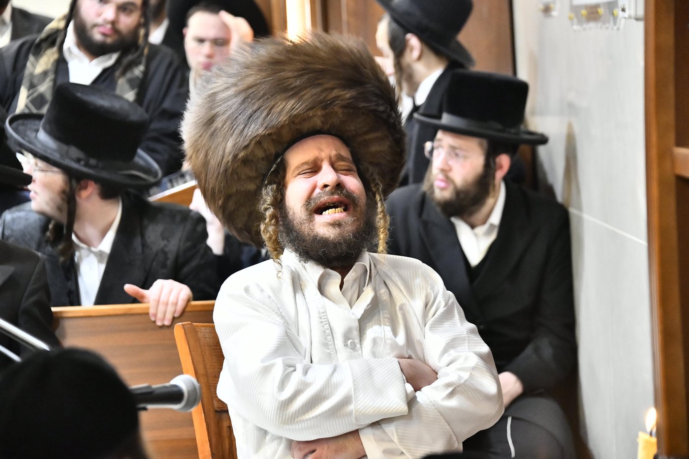 האדמו"ר מקרעטשניף כפר אתא בהדלקת נרות חנוכה