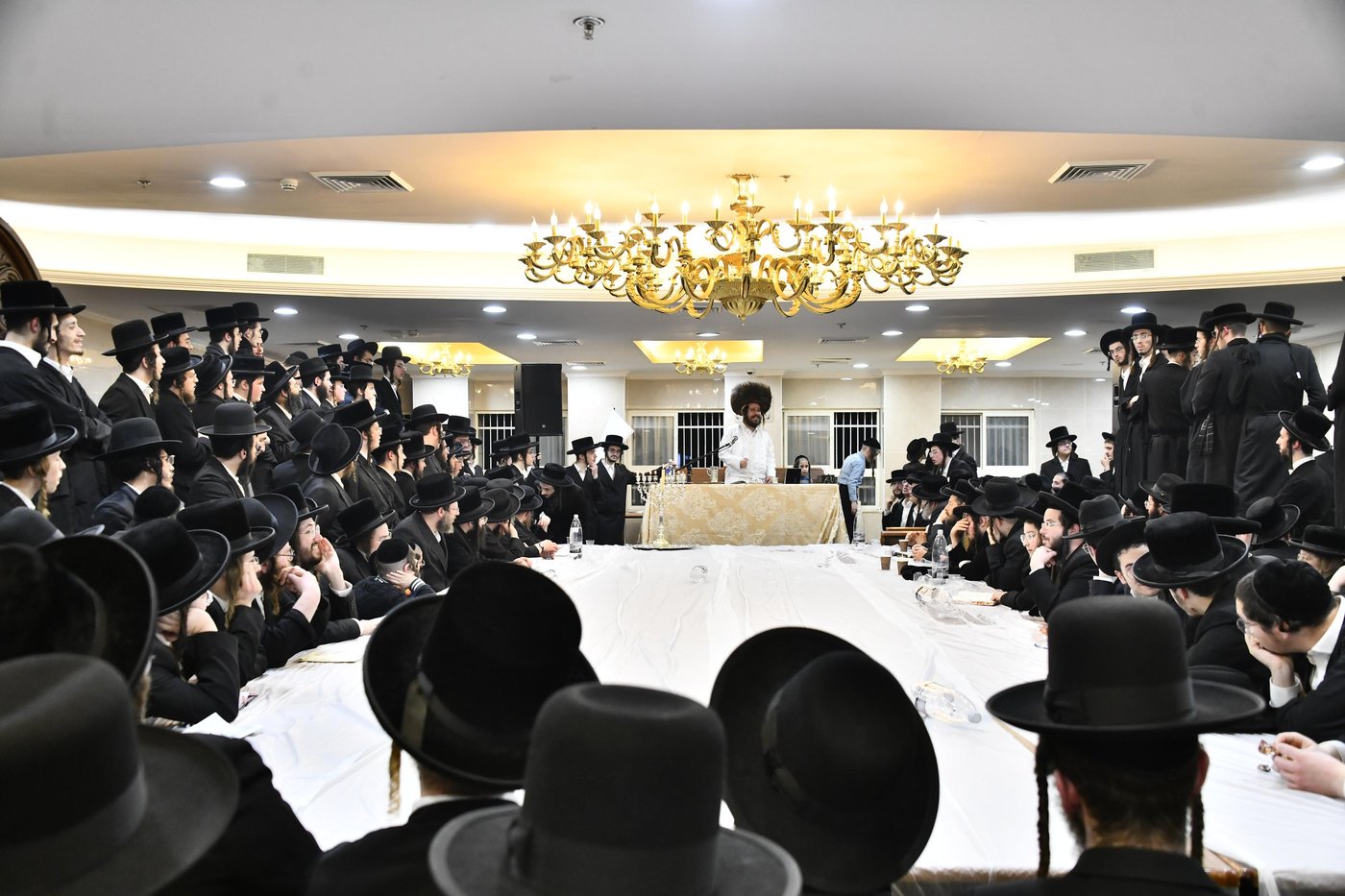 האדמו"ר מקרעטשניף כפר אתא בהדלקת נרות חנוכה