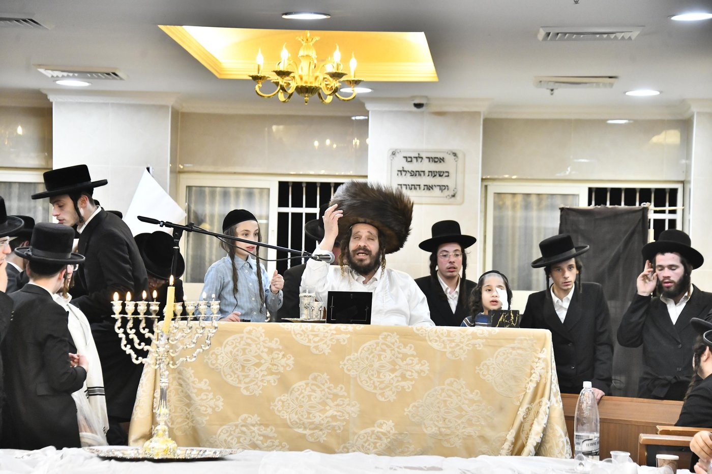 האדמו"ר מקרעטשניף כפר אתא בהדלקת נרות חנוכה