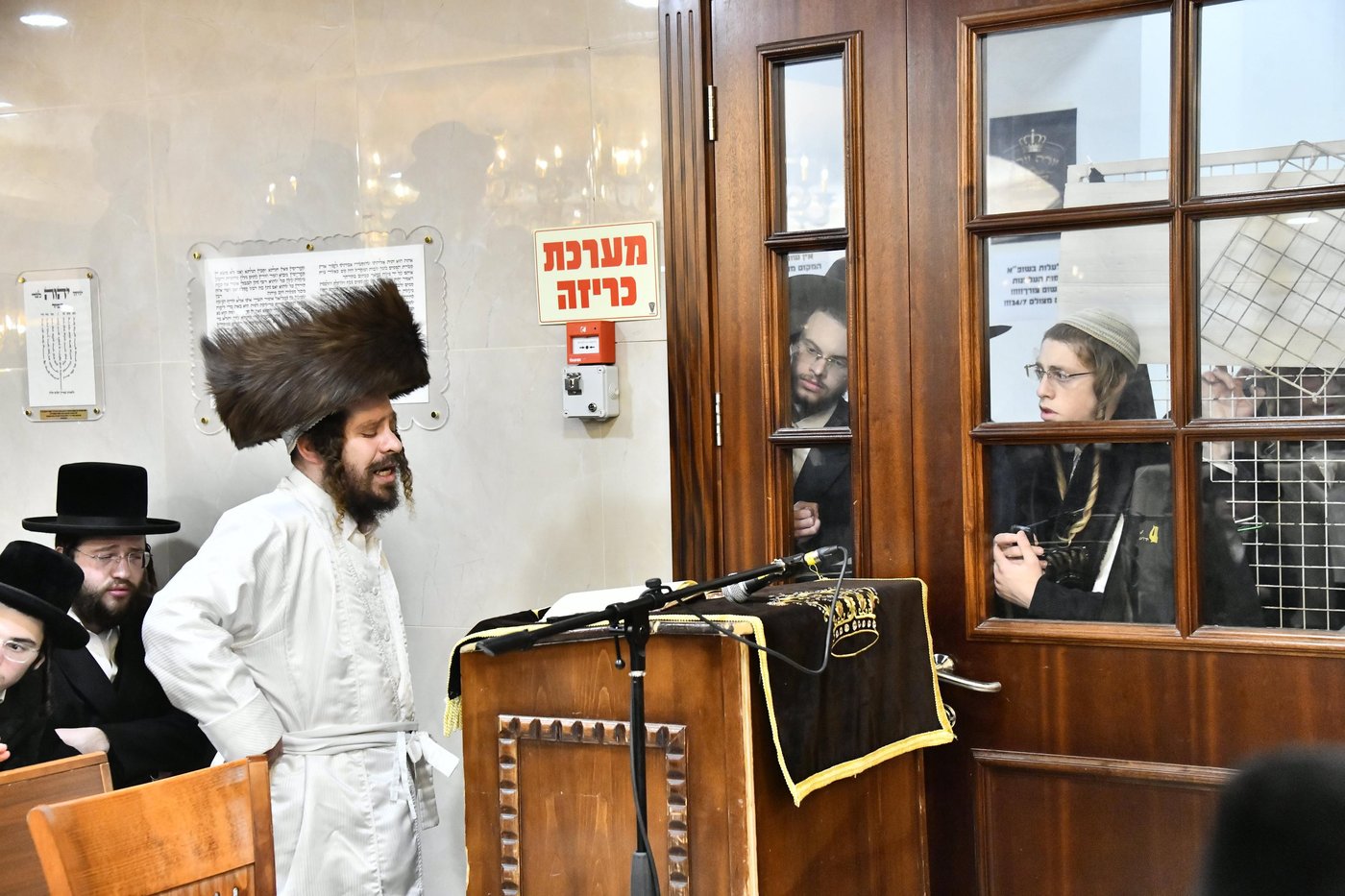 האדמו"ר מקרעטשניף כפר אתא בהדלקת נרות חנוכה