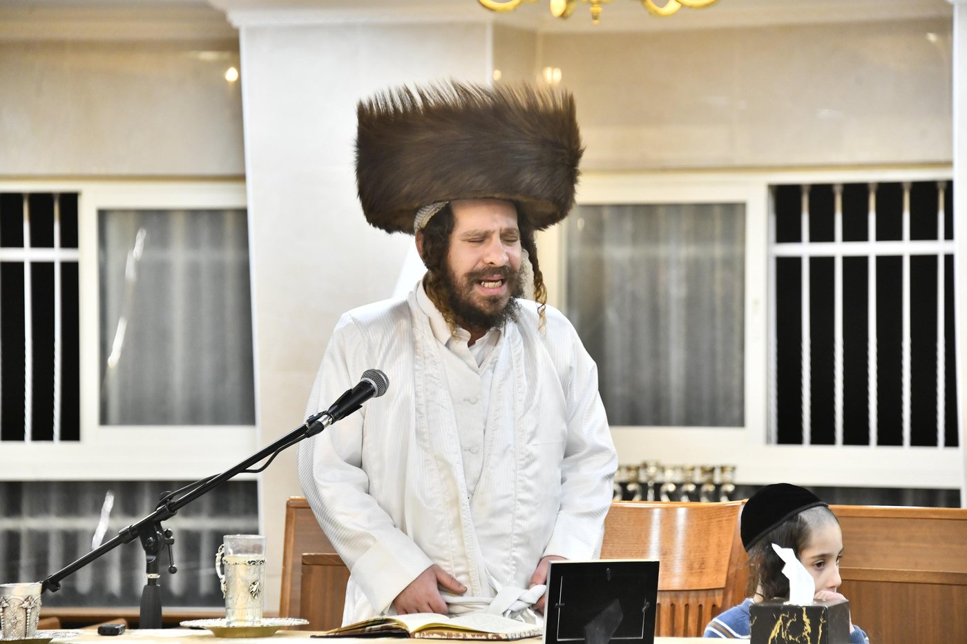 האדמו"ר מקרעטשניף כפר אתא בהדלקת נרות חנוכה