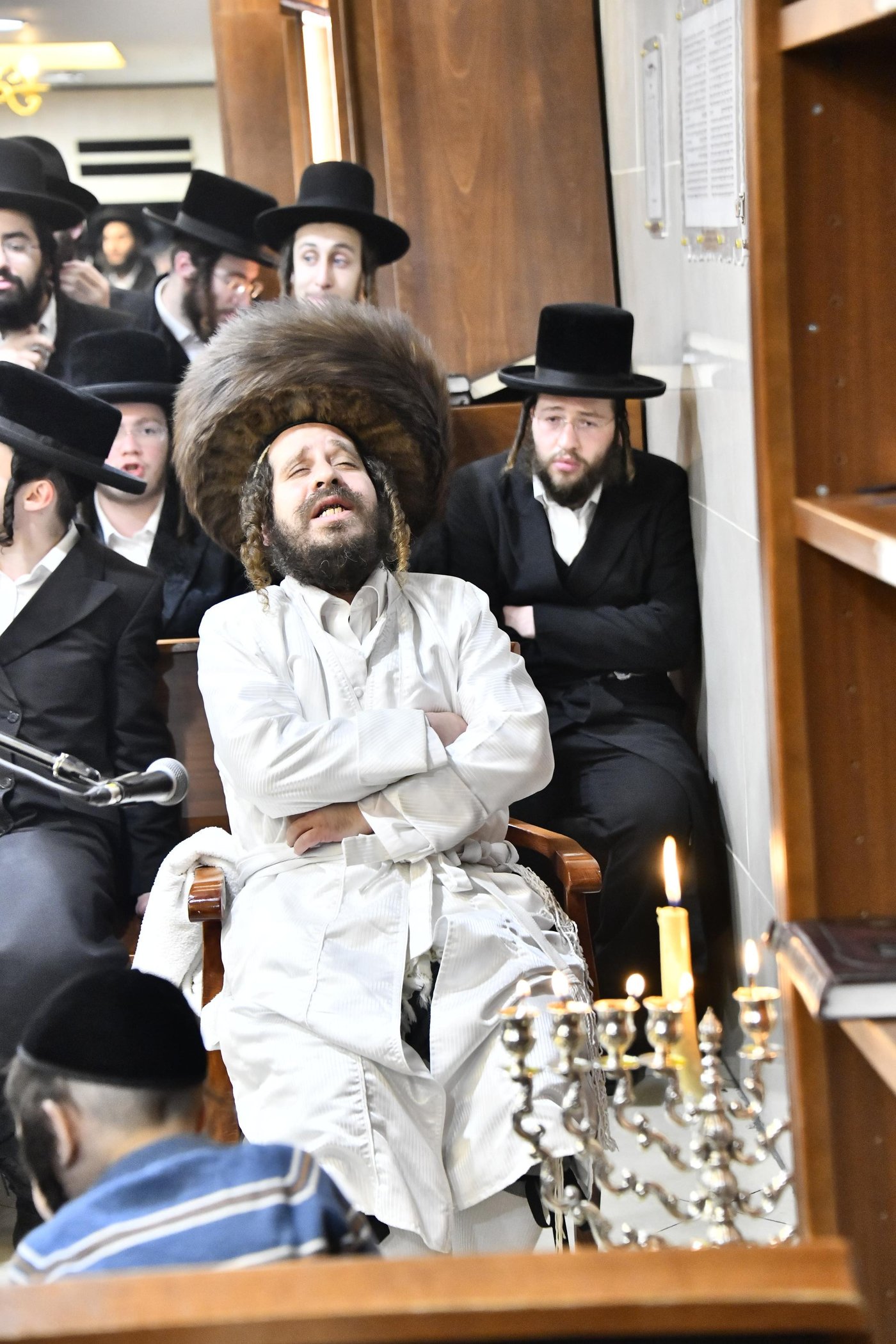 האדמו"ר מקרעטשניף כפר אתא בהדלקת נרות חנוכה