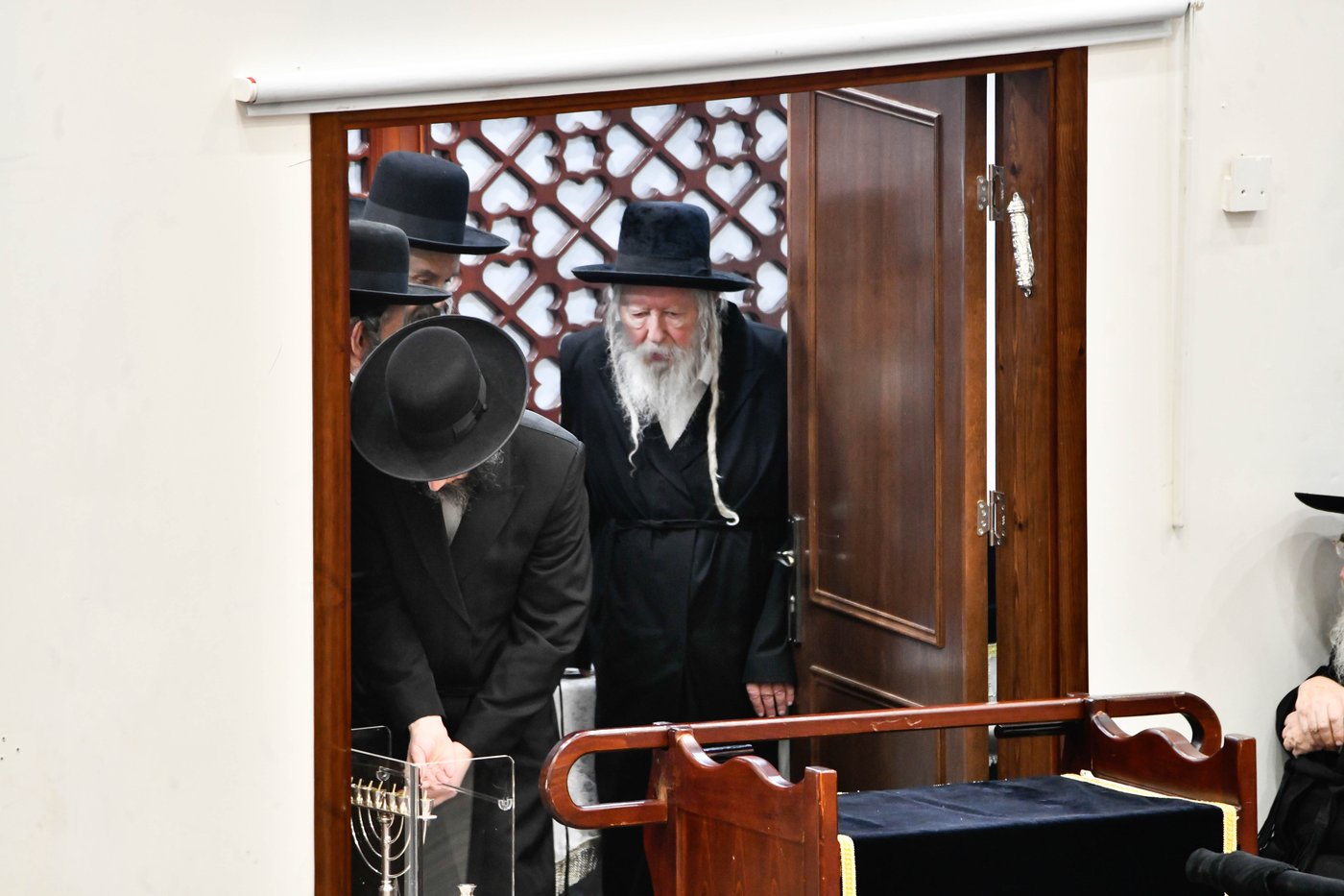 מוטי בבצ'יק מסדר את החנוכייה של האדמו"ר מגור