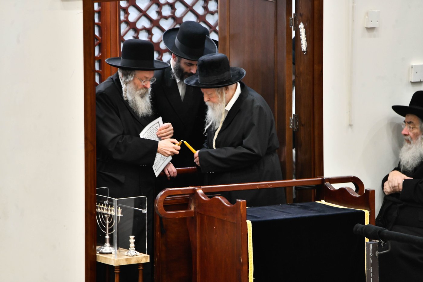 האדמו"ר מגור בהדלקת נרות חנוכה