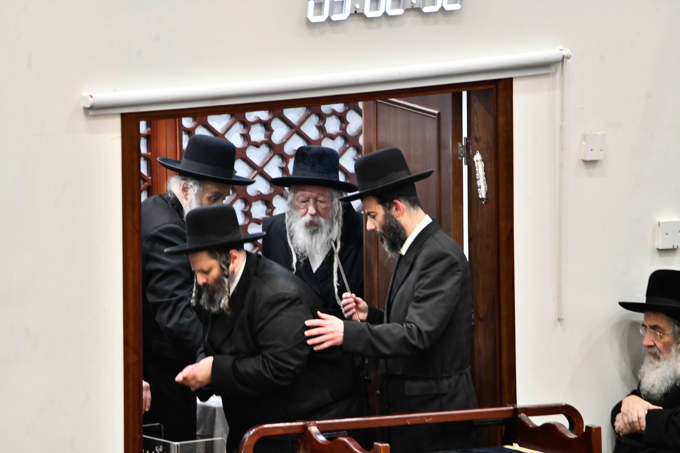 האדמו"ר מגור בהדלקת נרות חנוכה