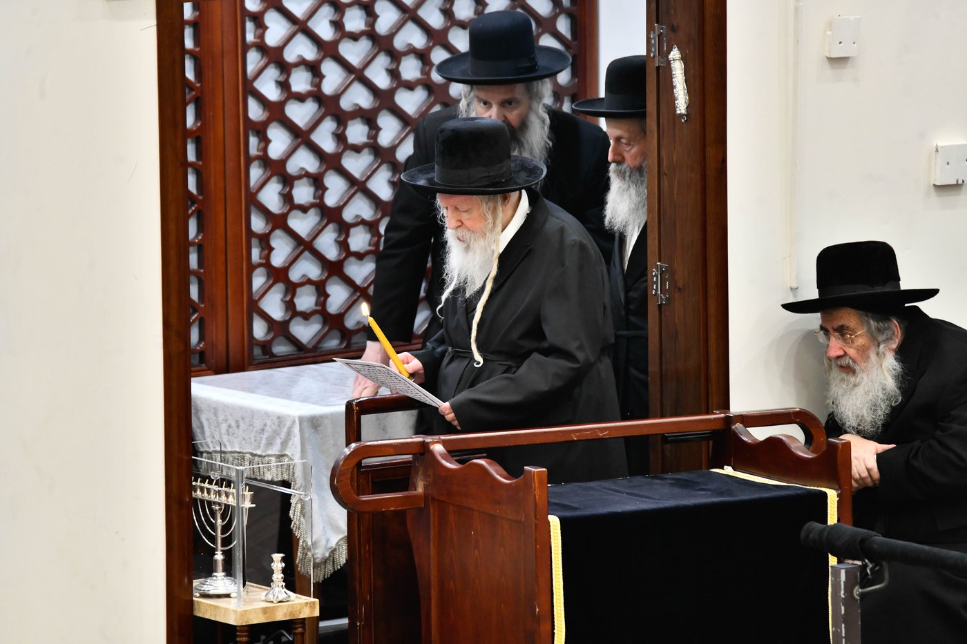 האדמו"ר מגור בהדלקת נרות חנוכה