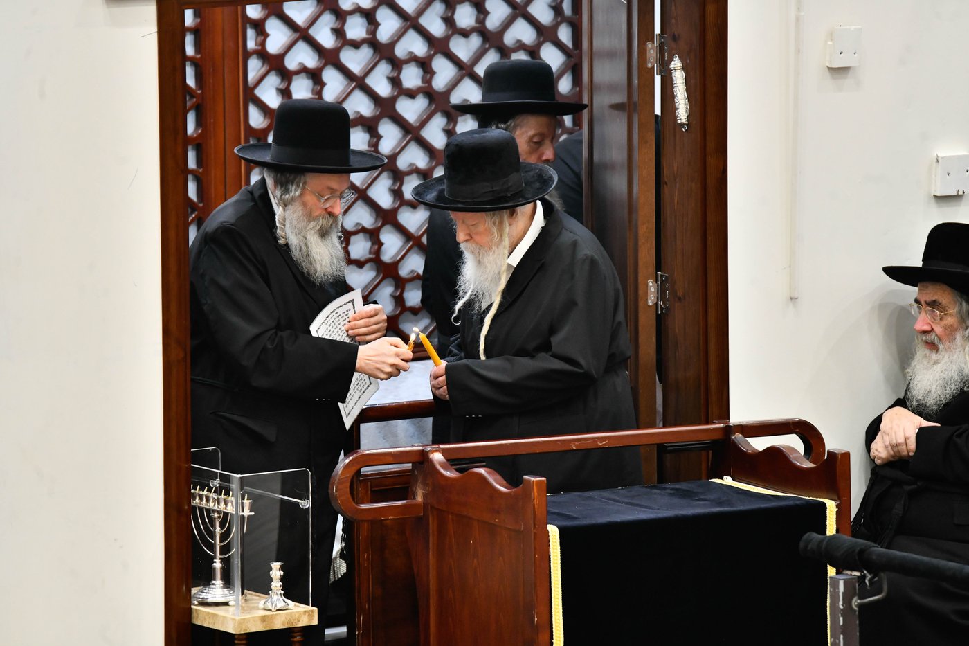 האדמו"ר מגור בהדלקת נרות חנוכה