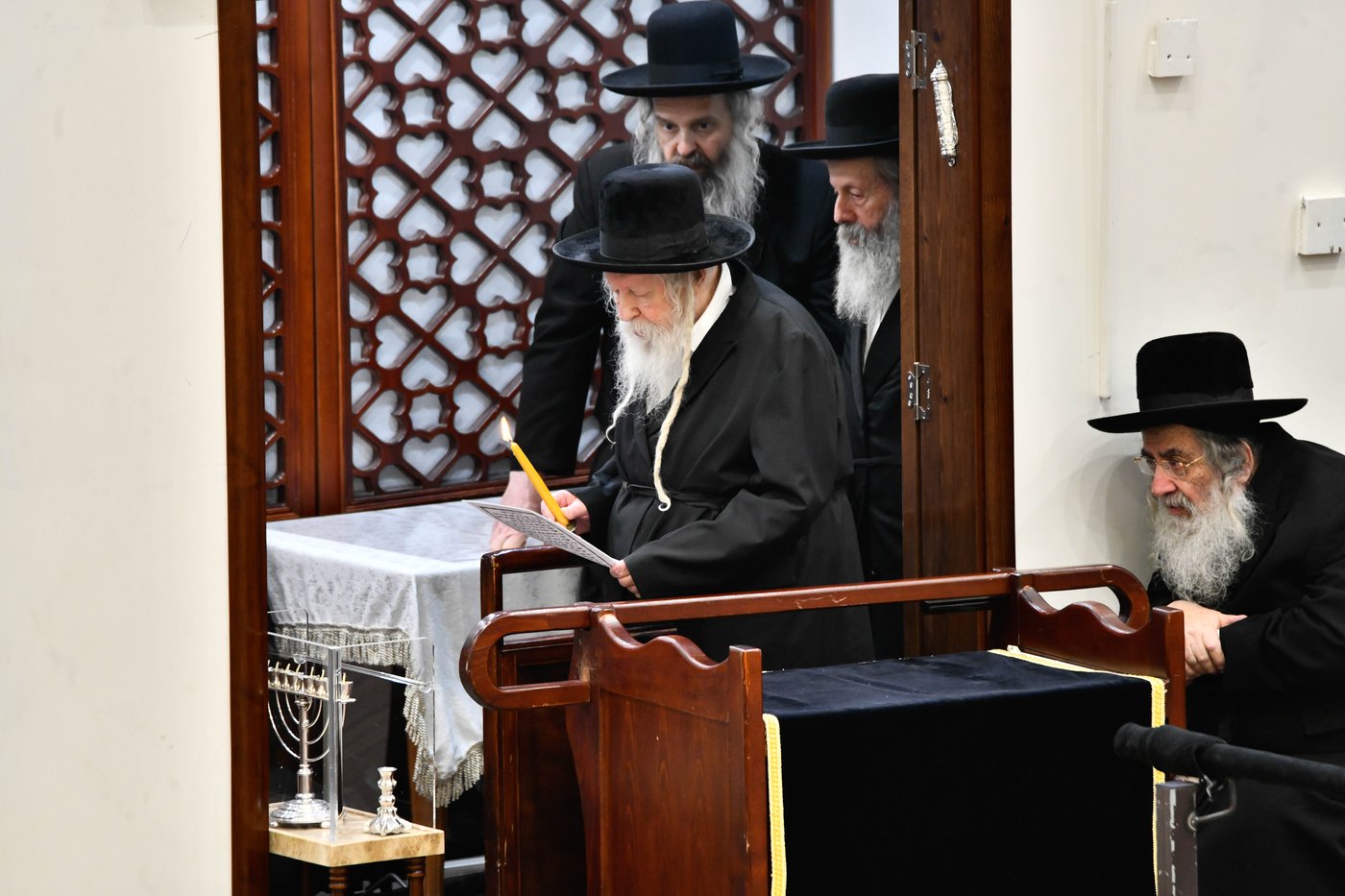 האדמו"ר מגור בהדלקת נרות חנוכה