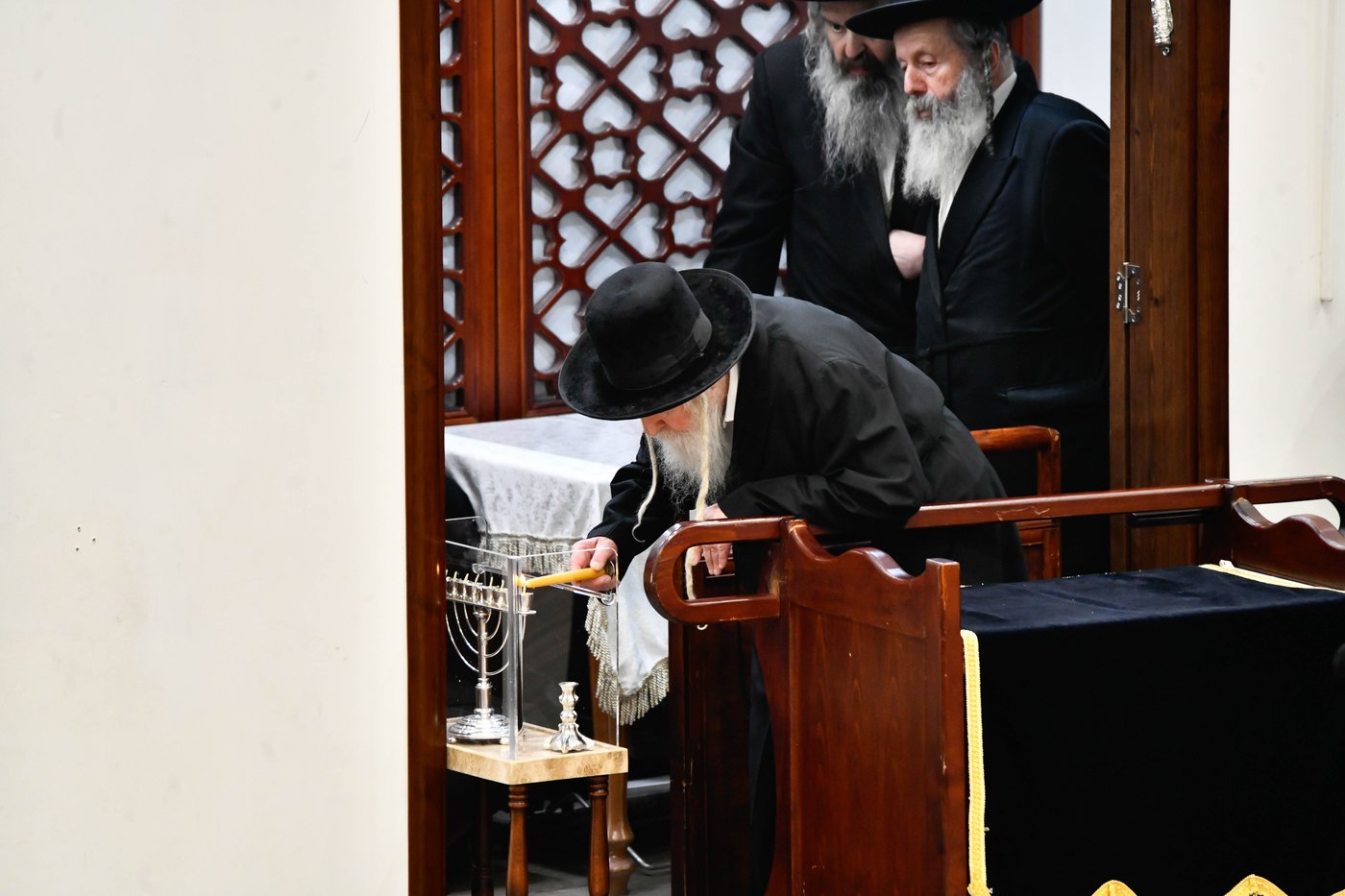 האדמו"ר מגור בהדלקת נרות חנוכה