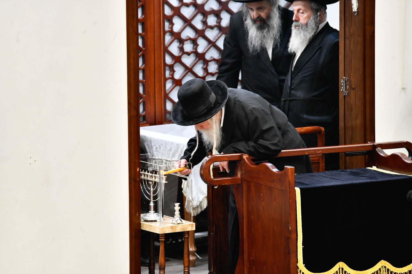 האדמו"ר מגור בהדלקת נרות חנוכה
