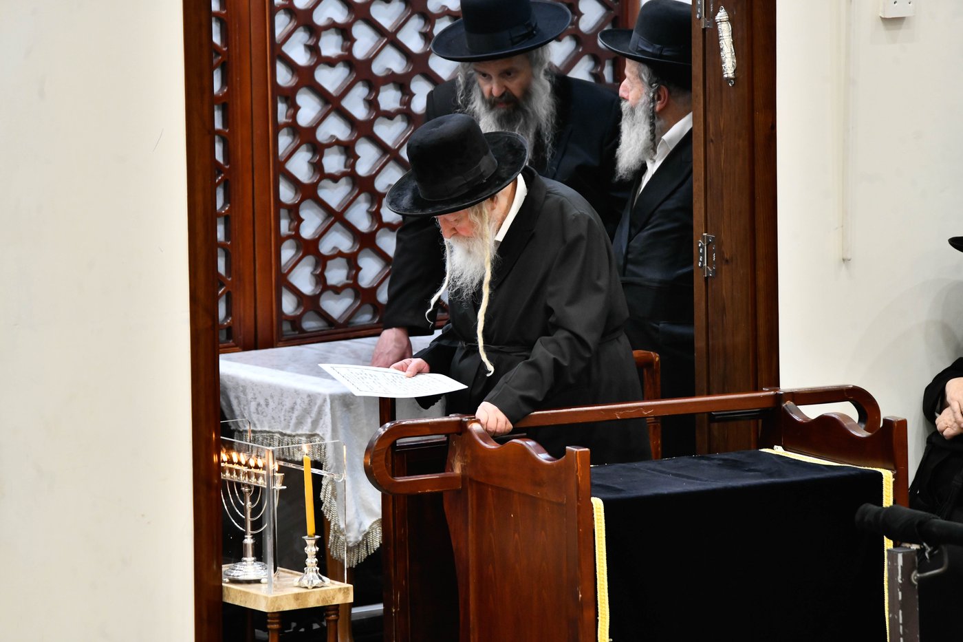 האדמו"ר מגור בהדלקת נרות חנוכה