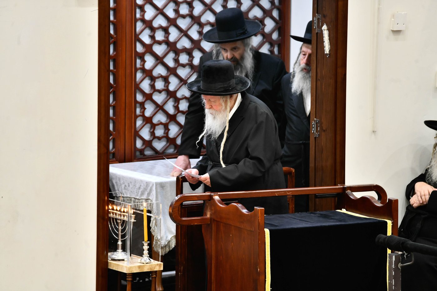 האדמו"ר מגור בהדלקת נרות חנוכה