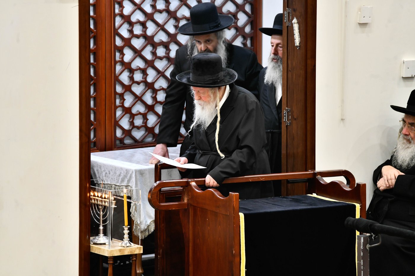 האדמו"ר מגור בהדלקת נרות חנוכה