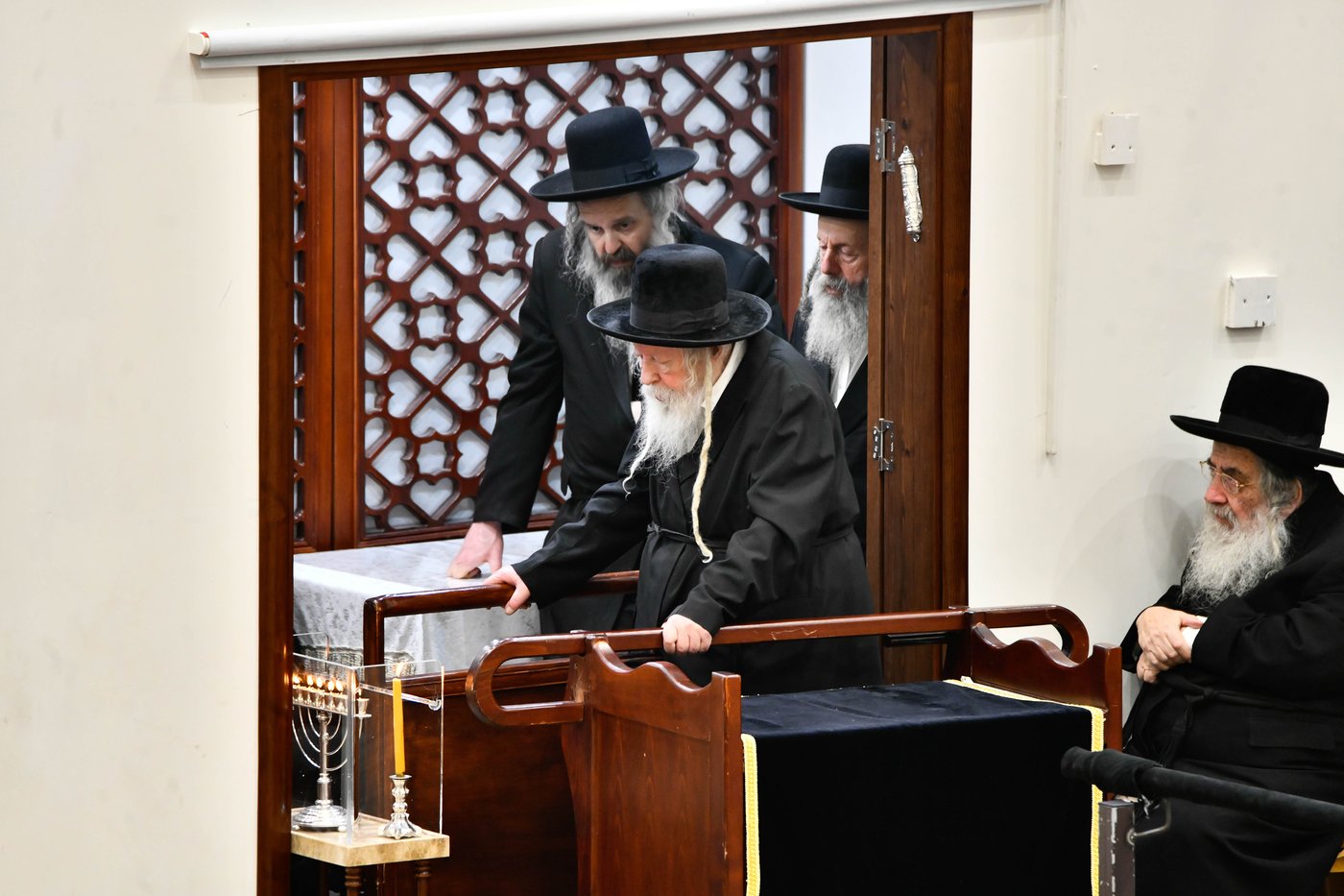 האדמו"ר מגור בהדלקת נרות חנוכה