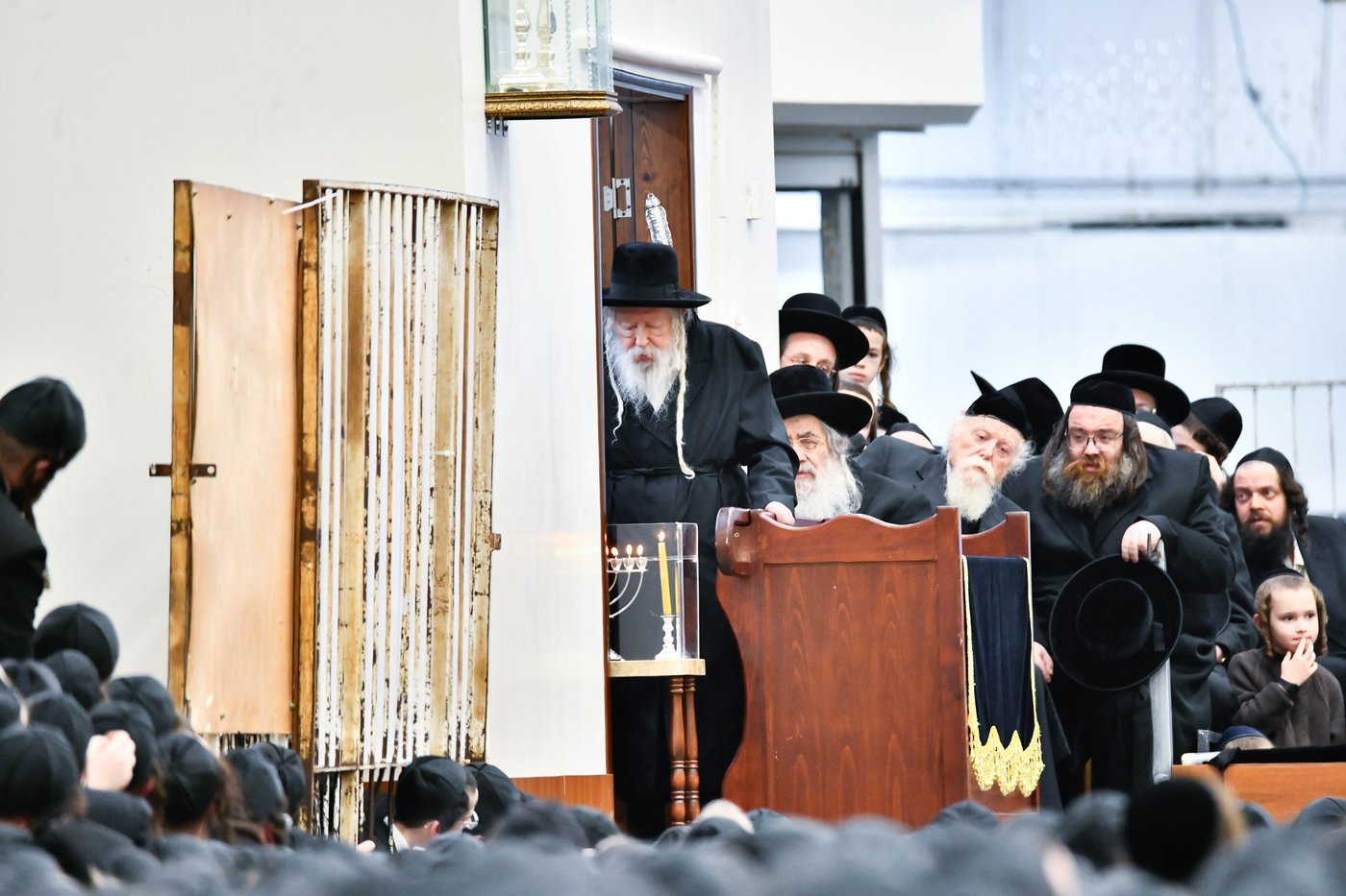 האדמו"ר מגור בהדלקת נרות חנוכה