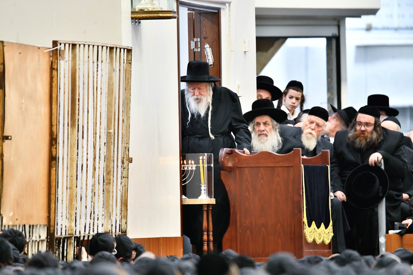 האדמו"ר מגור בהדלקת נרות חנוכה