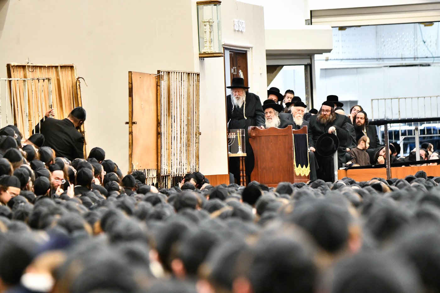 האדמו"ר מגור בהדלקת נרות חנוכה
