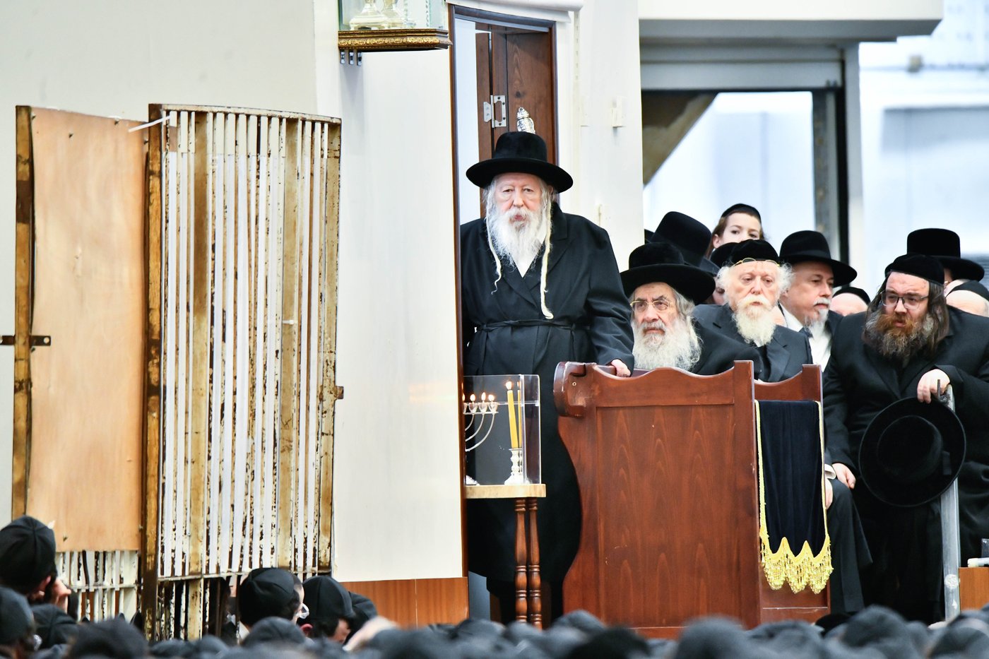 האדמו"ר מגור בהדלקת נרות חנוכה