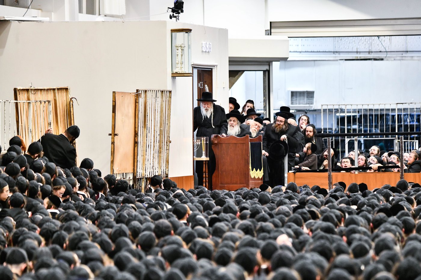 האדמו"ר מגור בהדלקת נרות חנוכה