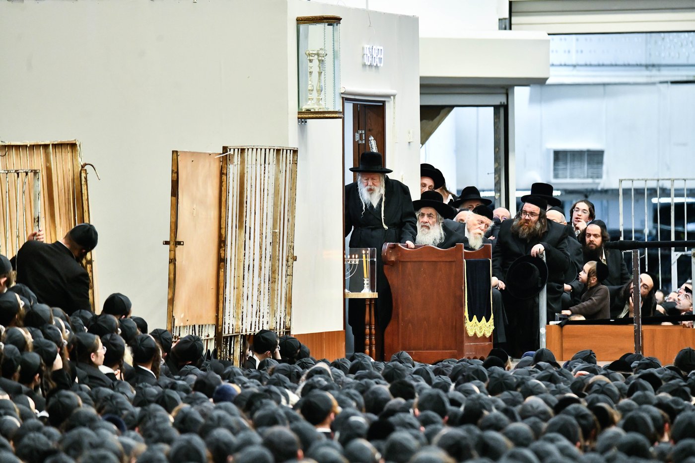 האדמו"ר מגור בהדלקת נרות חנוכה