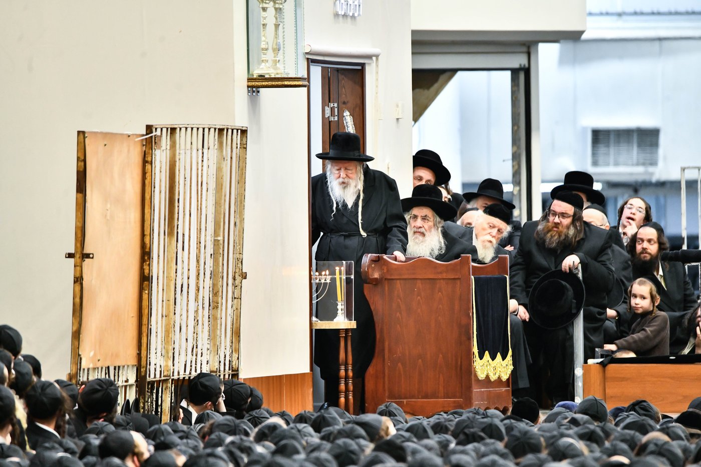 האדמו"ר מגור בהדלקת נרות חנוכה