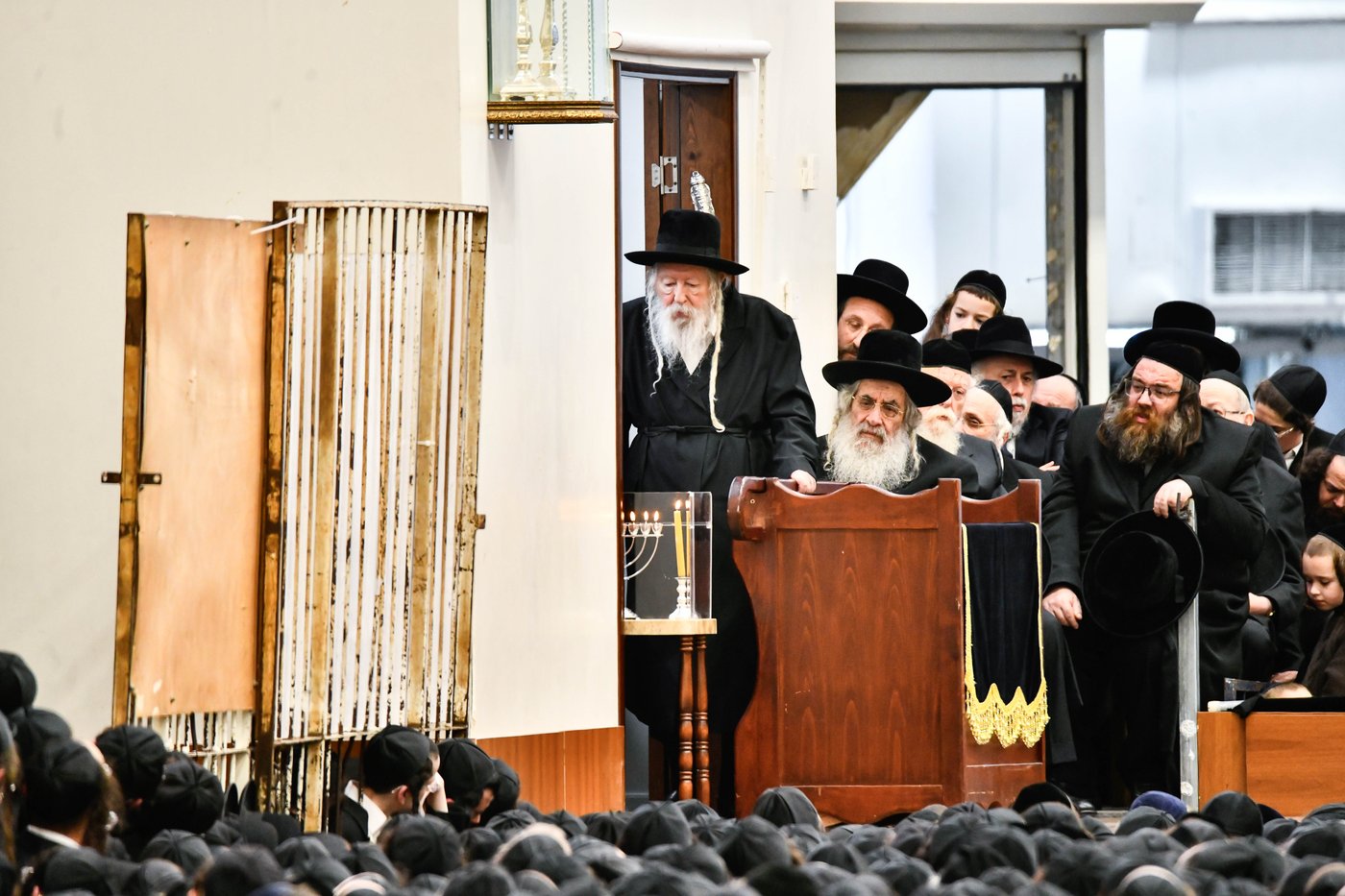 האדמו"ר מגור בהדלקת נרות חנוכה