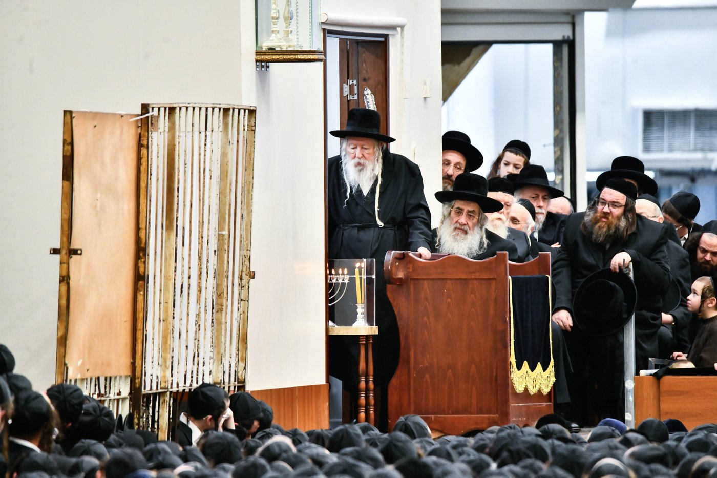 האדמו"ר מגור בהדלקת נרות חנוכה