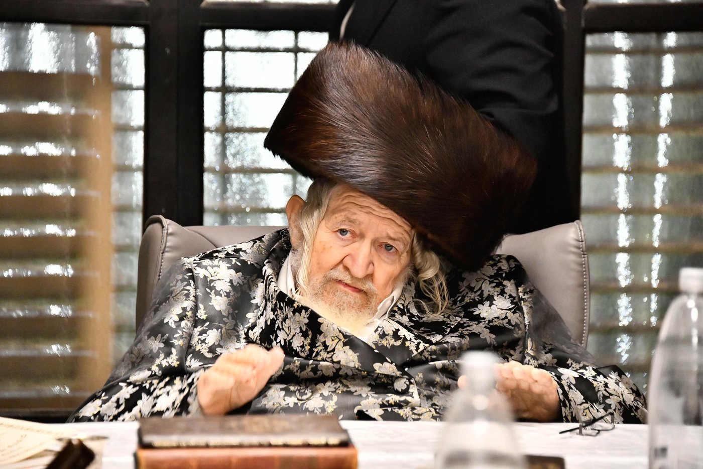 האדמו"ר מטעמשוואר בהדלקת נרות חנוכה