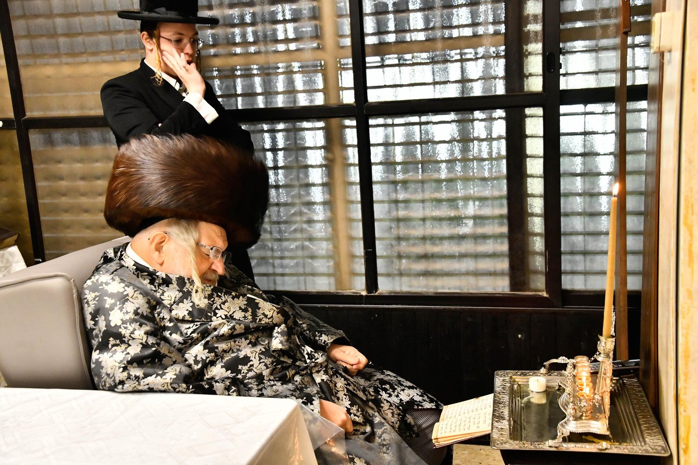 האדמו"ר מטעמשוואר בהדלקת נרות חנוכה