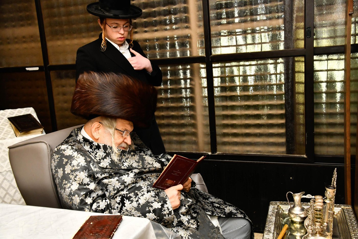 האדמו"ר מטעמשוואר בהדלקת נרות חנוכה