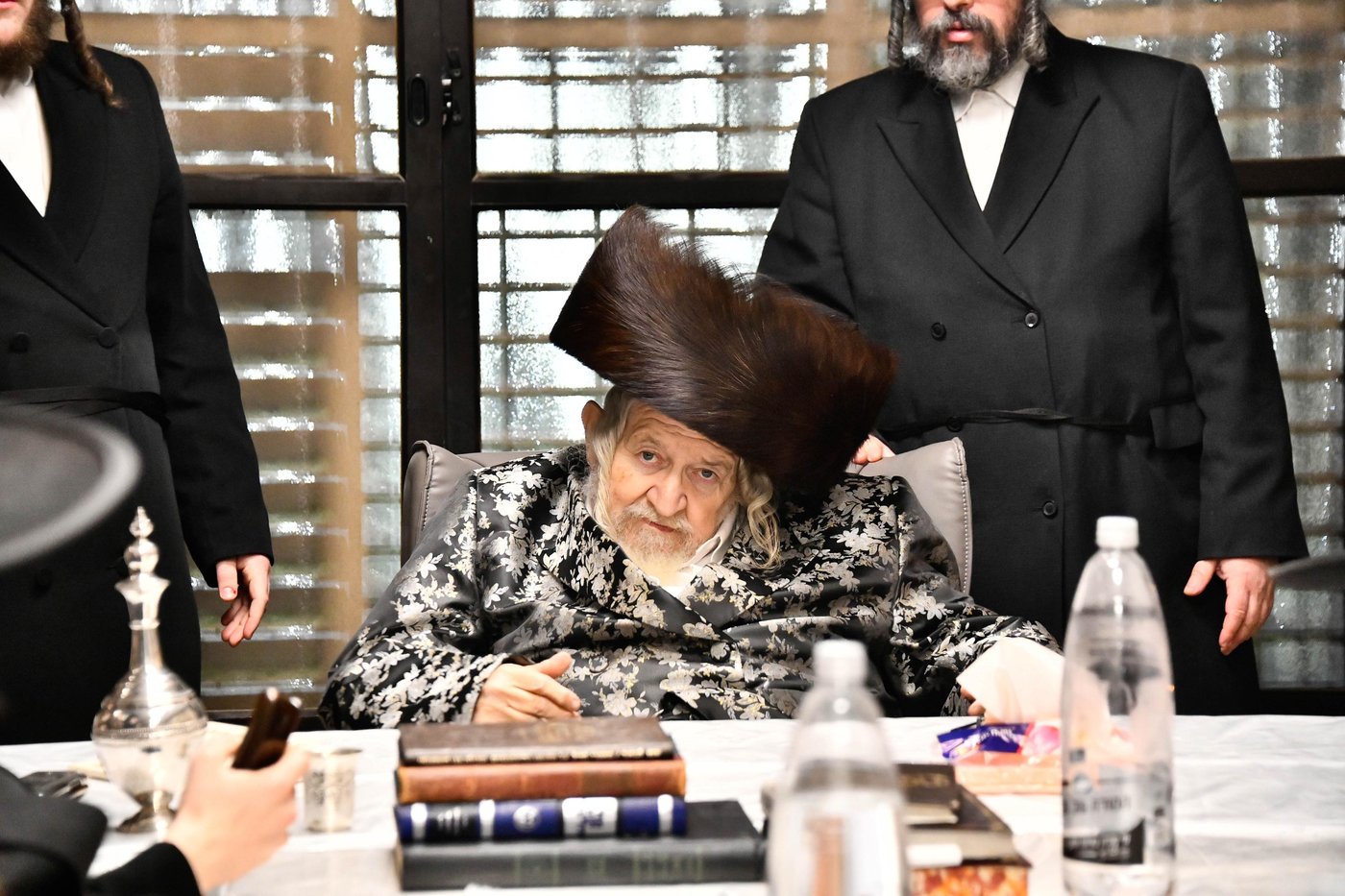 האדמו"ר מטעמשוואר בהדלקת נרות חנוכה