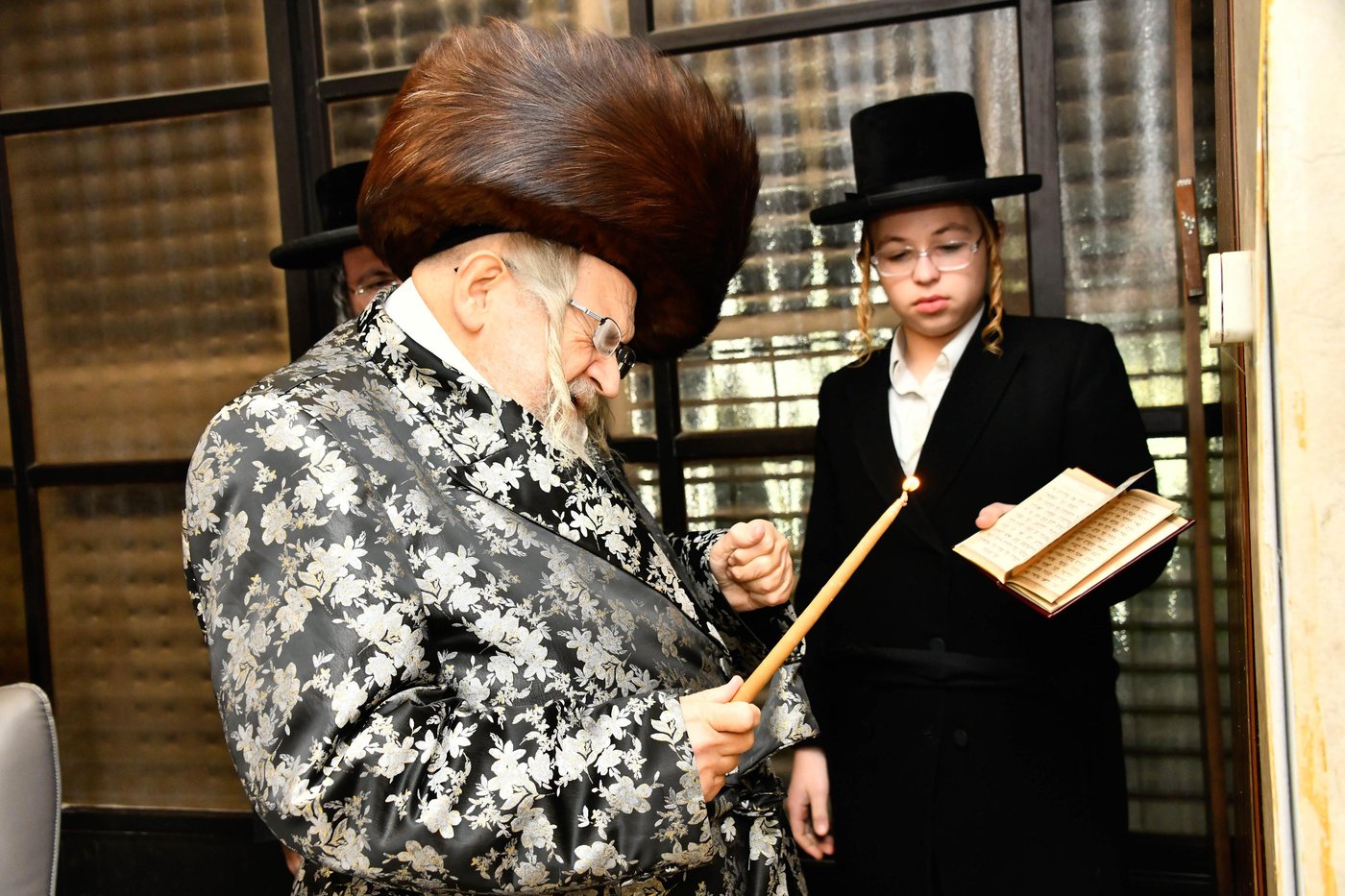 האדמו"ר מטעמשוואר בהדלקת נרות חנוכה