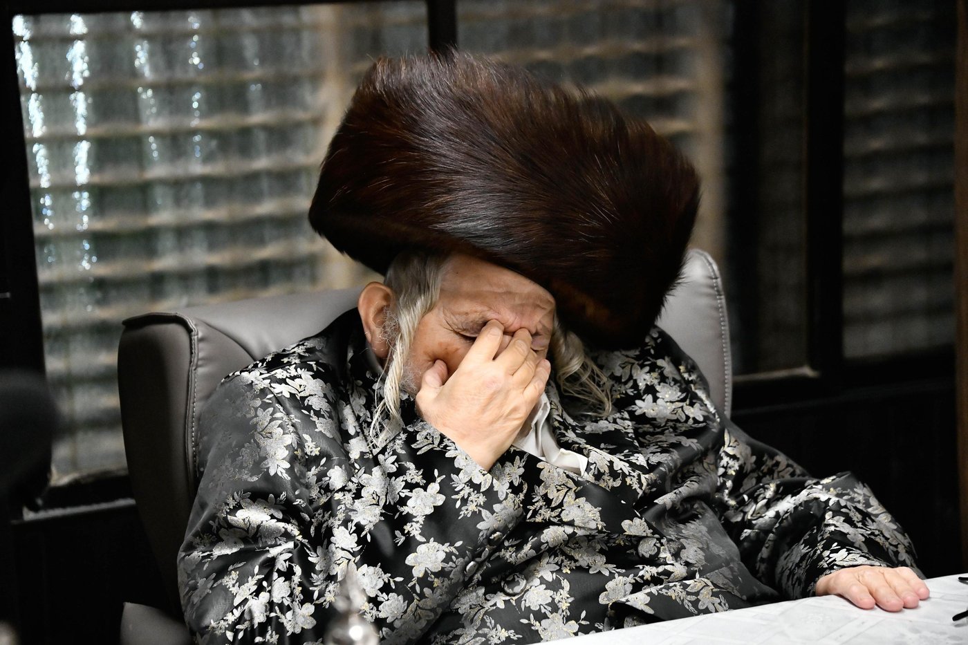 האדמו"ר מטעמשוואר בהדלקת נרות חנוכה