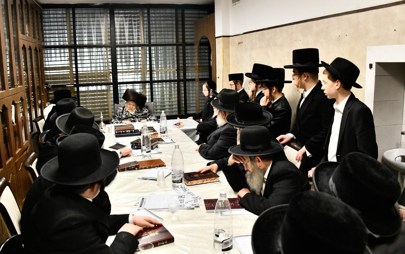 האדמו"ר מטעמשוואר בהדלקת נרות חנוכה