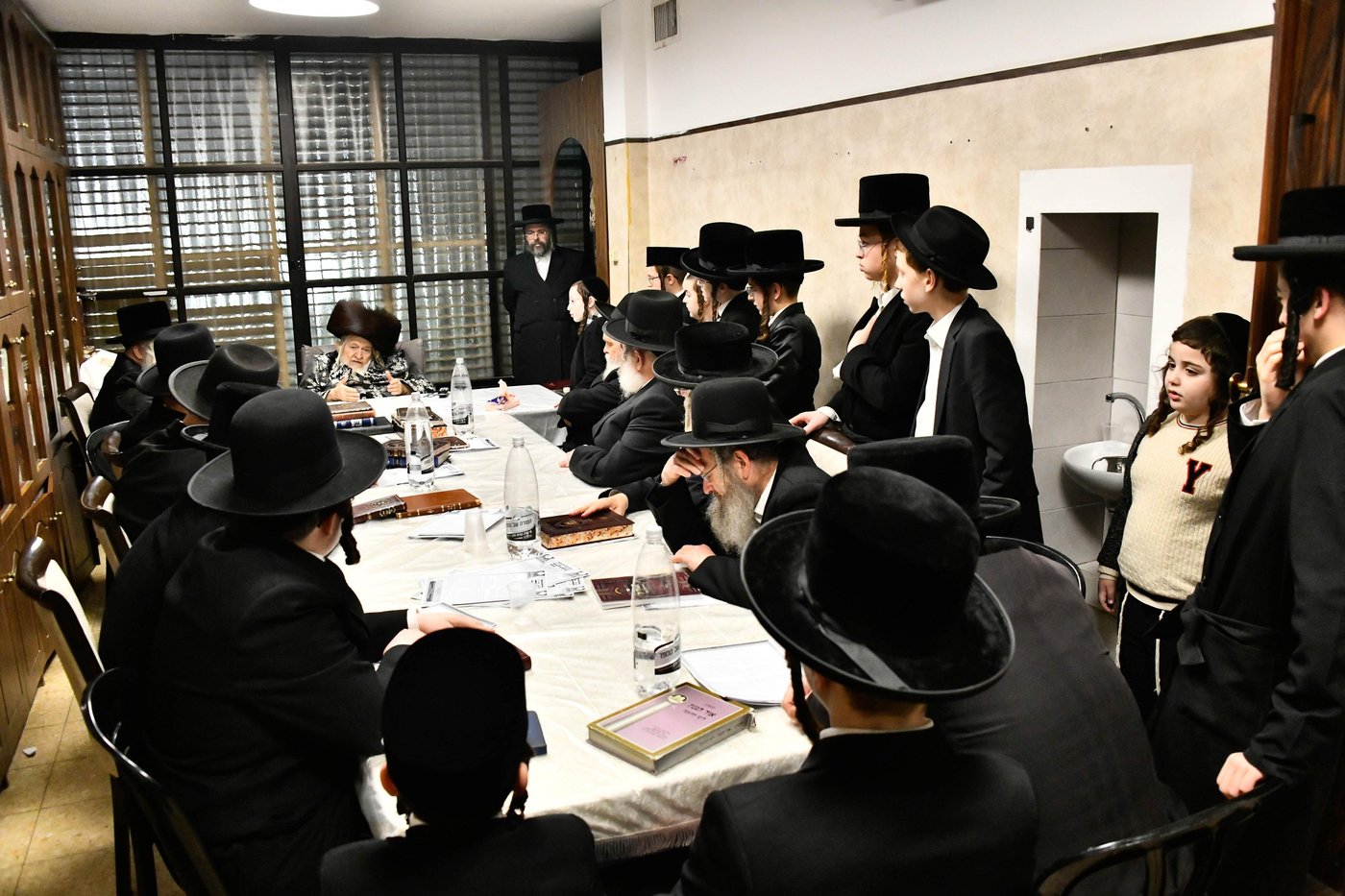 האדמו"ר מטעמשוואר בהדלקת נרות חנוכה