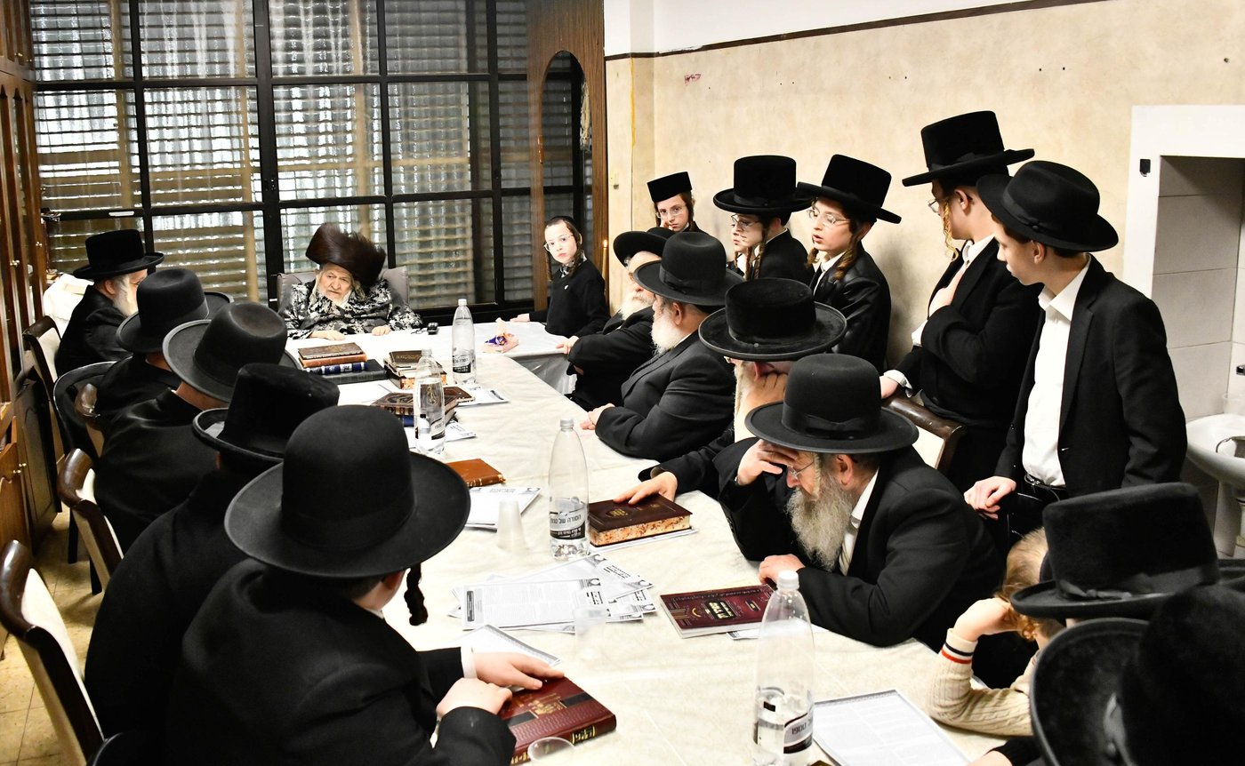 האדמו"ר מטעמשוואר בהדלקת נרות חנוכה