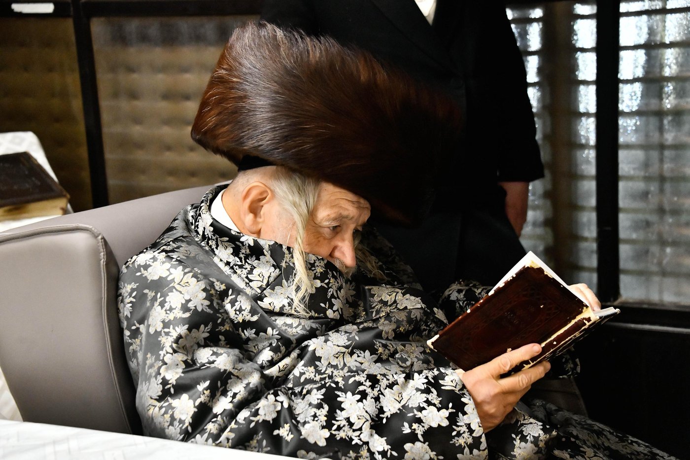 האדמו"ר מטעמשוואר בהדלקת נרות חנוכה