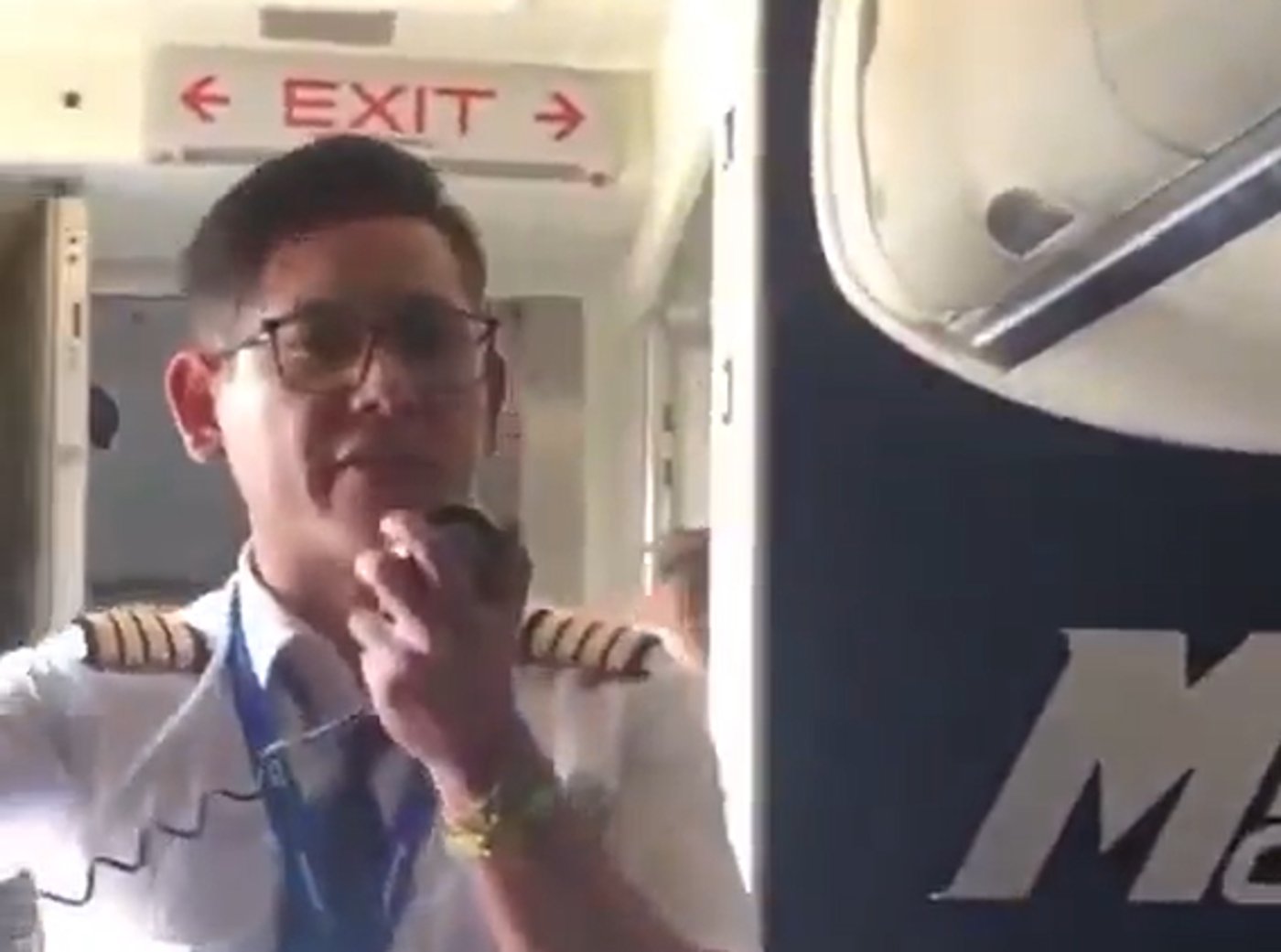 הטייס בהודעתו לטסים ההמומים