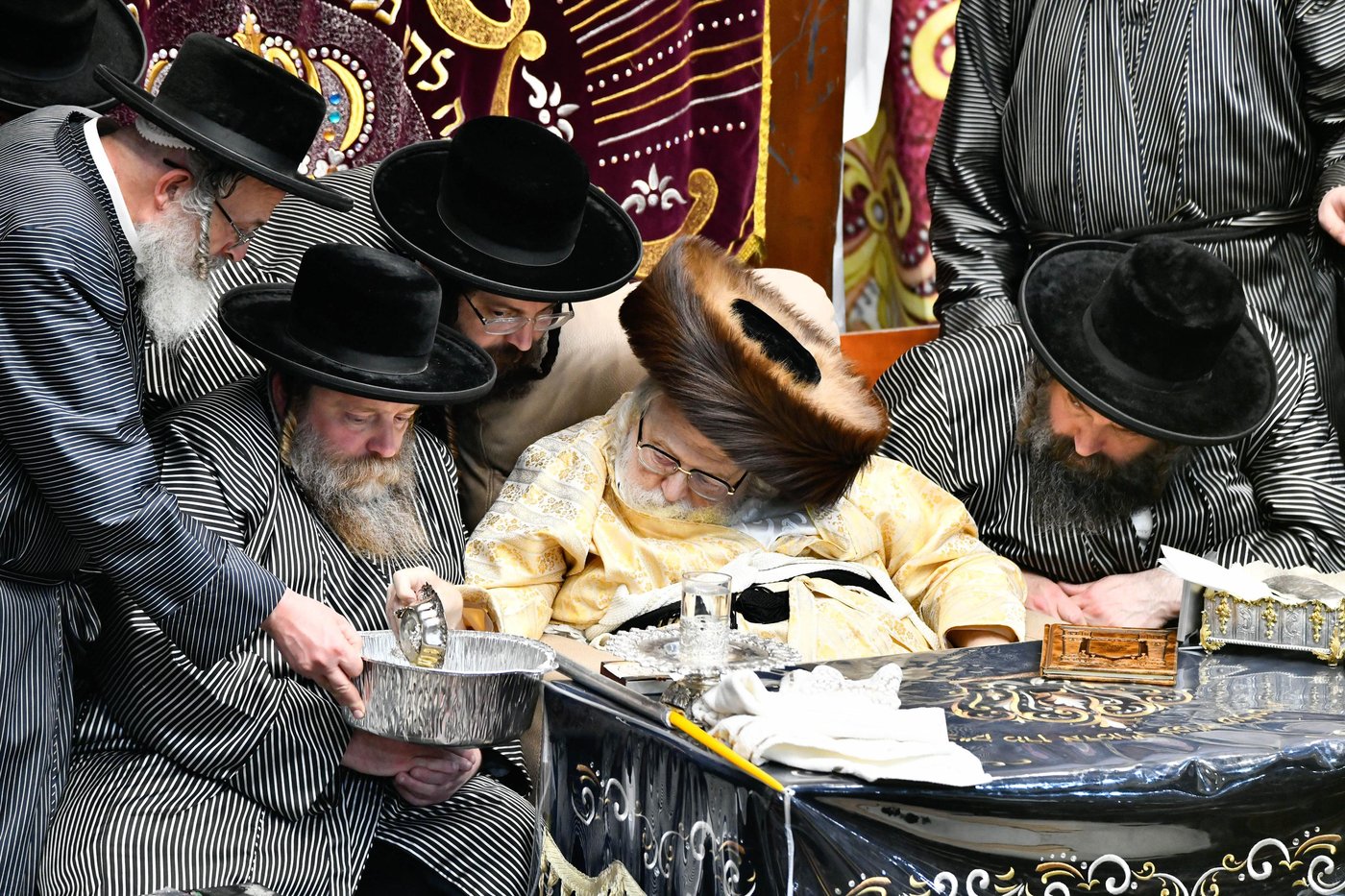 זאת חנוכה אצל האדמו"ר מתולדות אברהם יצחק