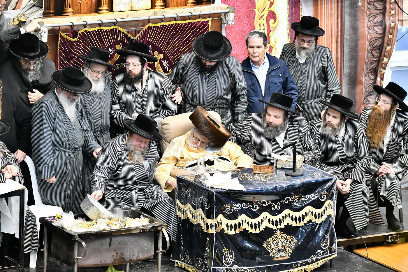 זאת חנוכה אצל האדמו"ר מתולדות אברהם יצחק