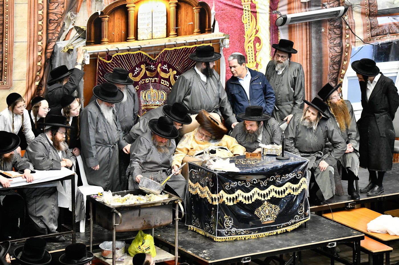 זאת חנוכה אצל האדמו"ר מתולדות אברהם יצחק