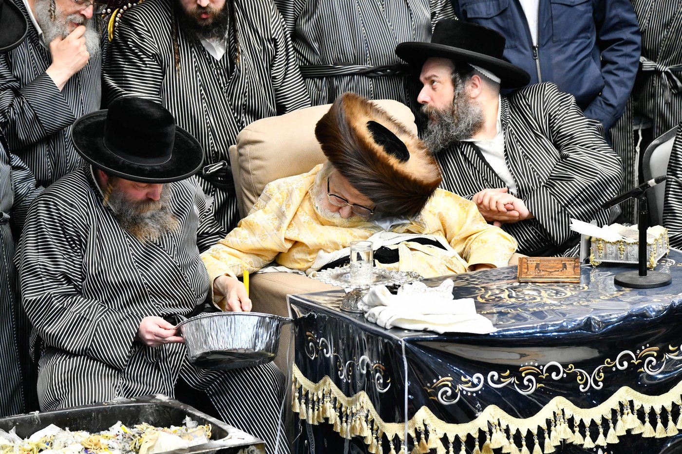 זאת חנוכה אצל האדמו"ר מתולדות אברהם יצחק