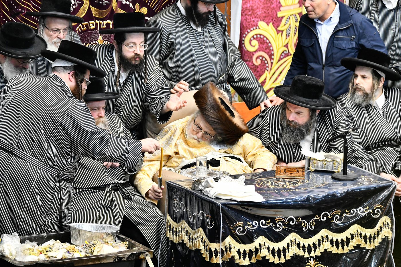 זאת חנוכה אצל האדמו"ר מתולדות אברהם יצחק