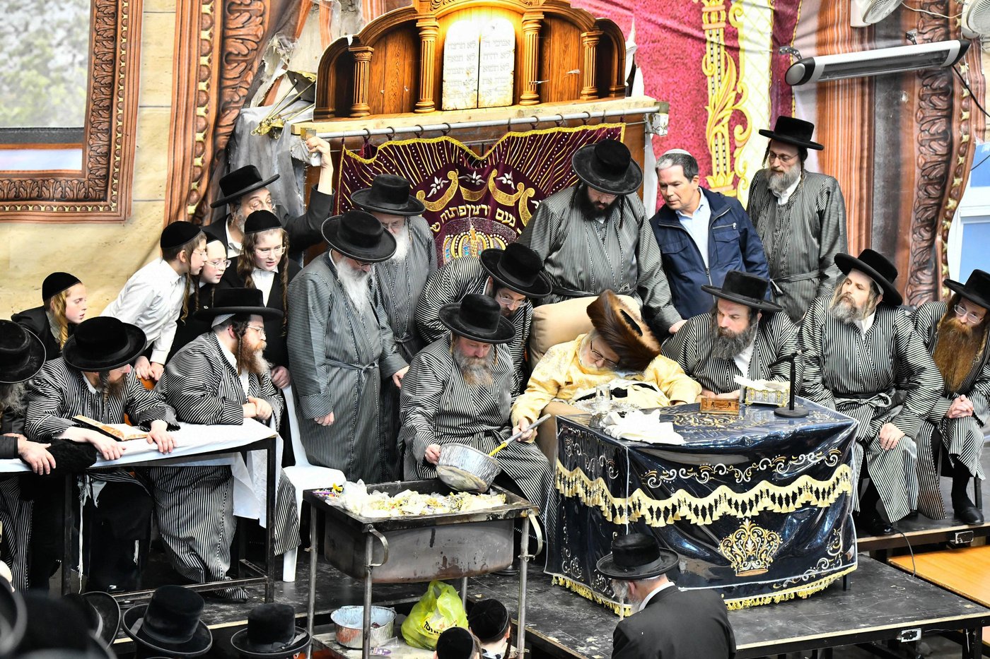 זאת חנוכה אצל האדמו"ר מתולדות אברהם יצחק