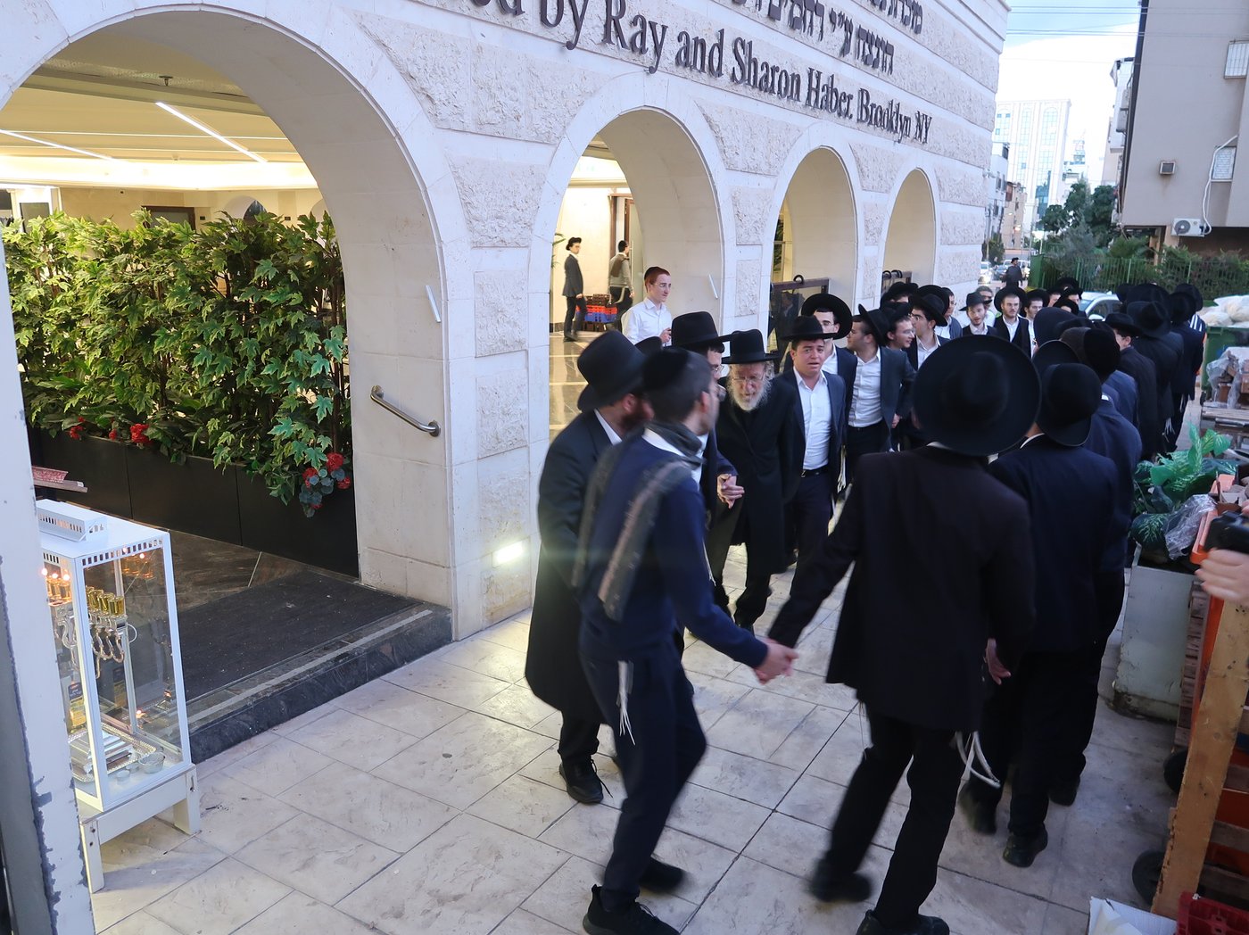 הגאון רבי ירחמיאל אונגרישר בהדלקת נרות חנוכה