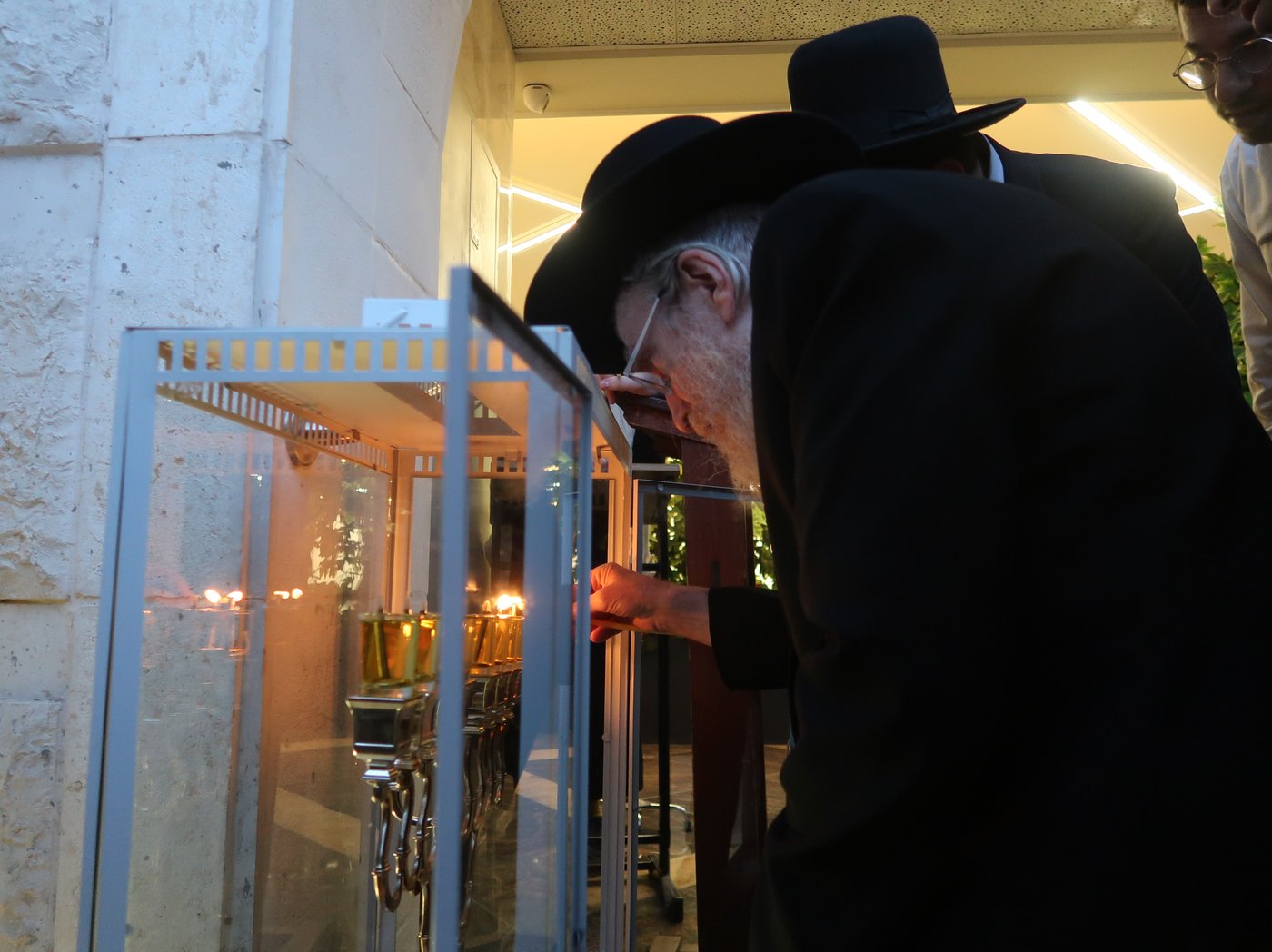 הגאון רבי ירחמיאל אונגרישר בהדלקת נרות חנוכה