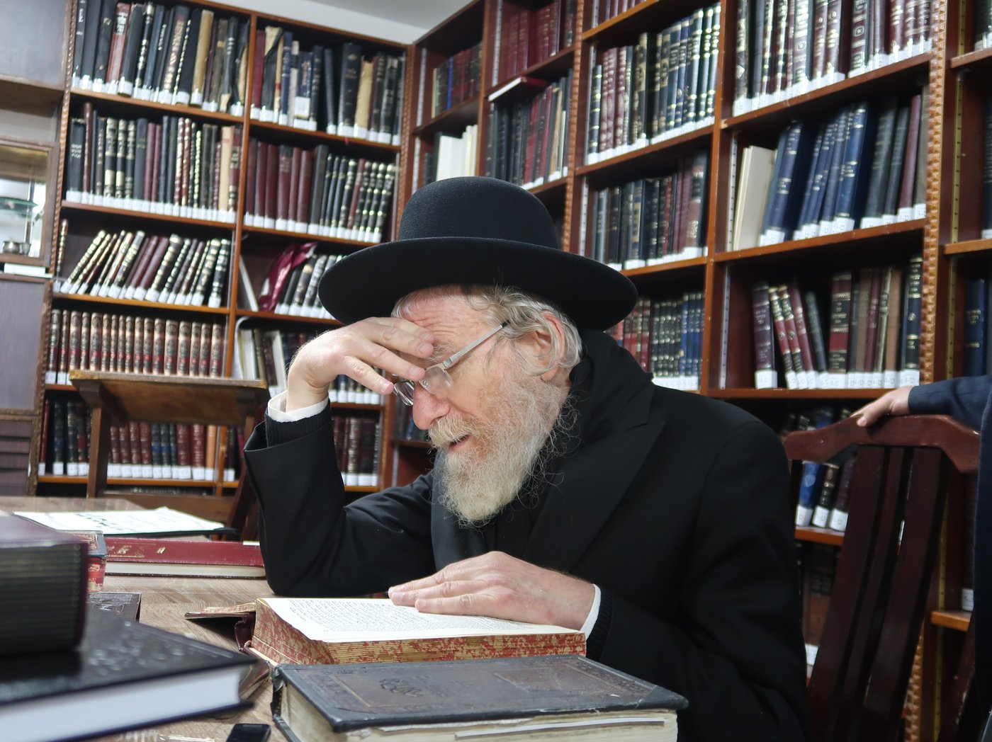 הגאון רבי ירחמיאל אונגרישר בהדלקת נרות חנוכה