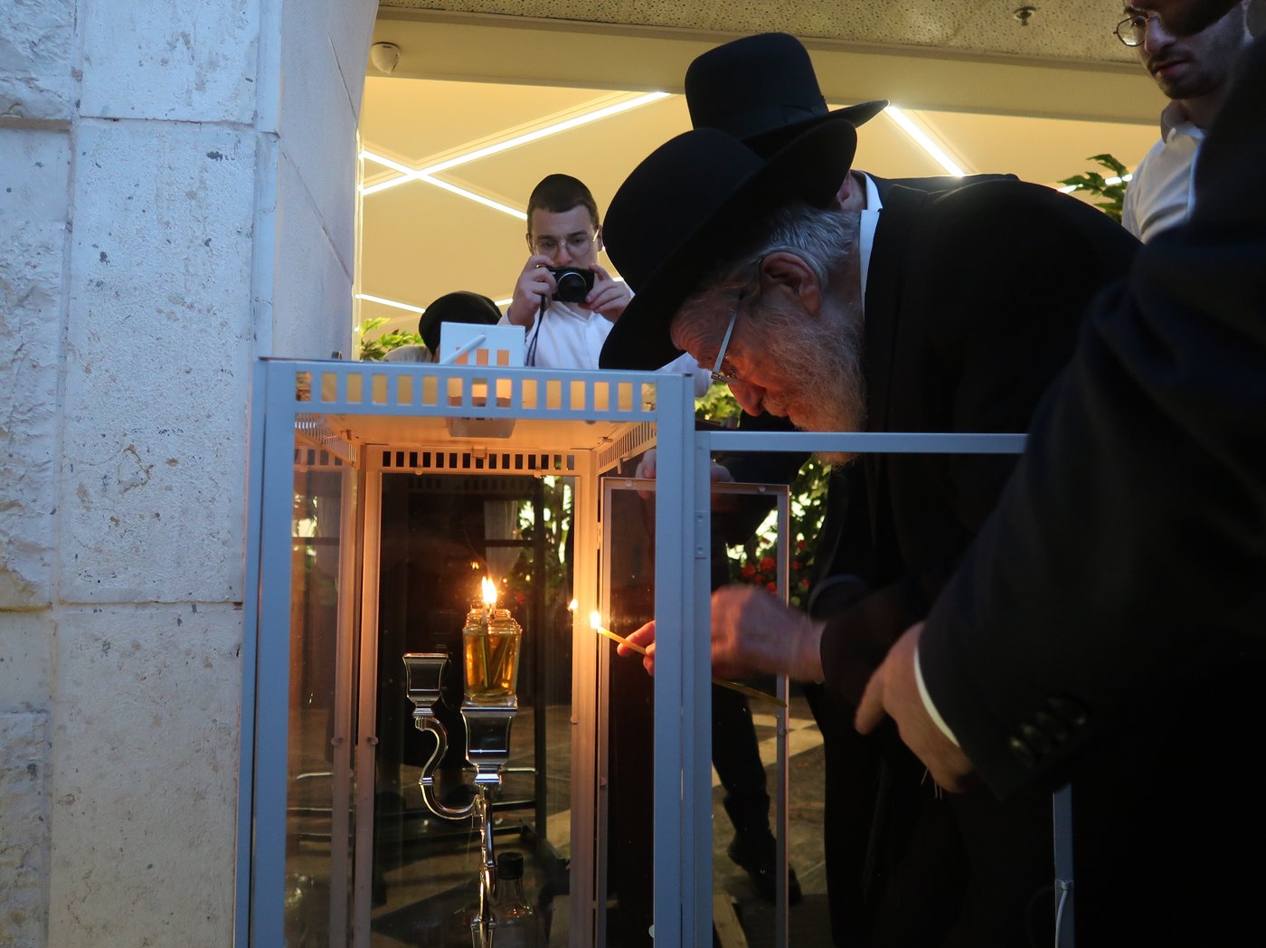 הגאון רבי ירחמיאל אונגרישר בהדלקת נרות חנוכה