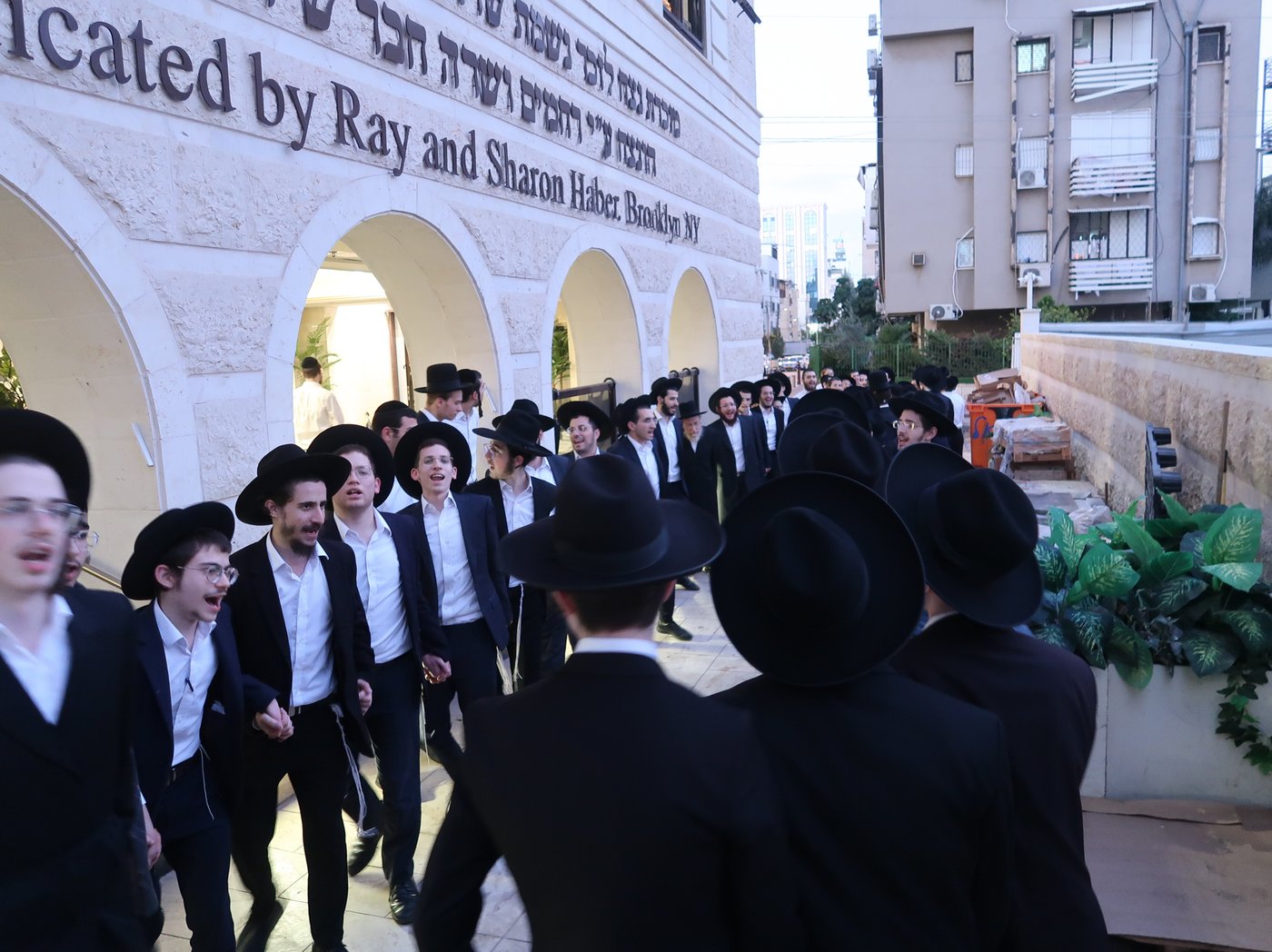 הגאון רבי ירחמיאל אונגרישר בהדלקת נרות חנוכה