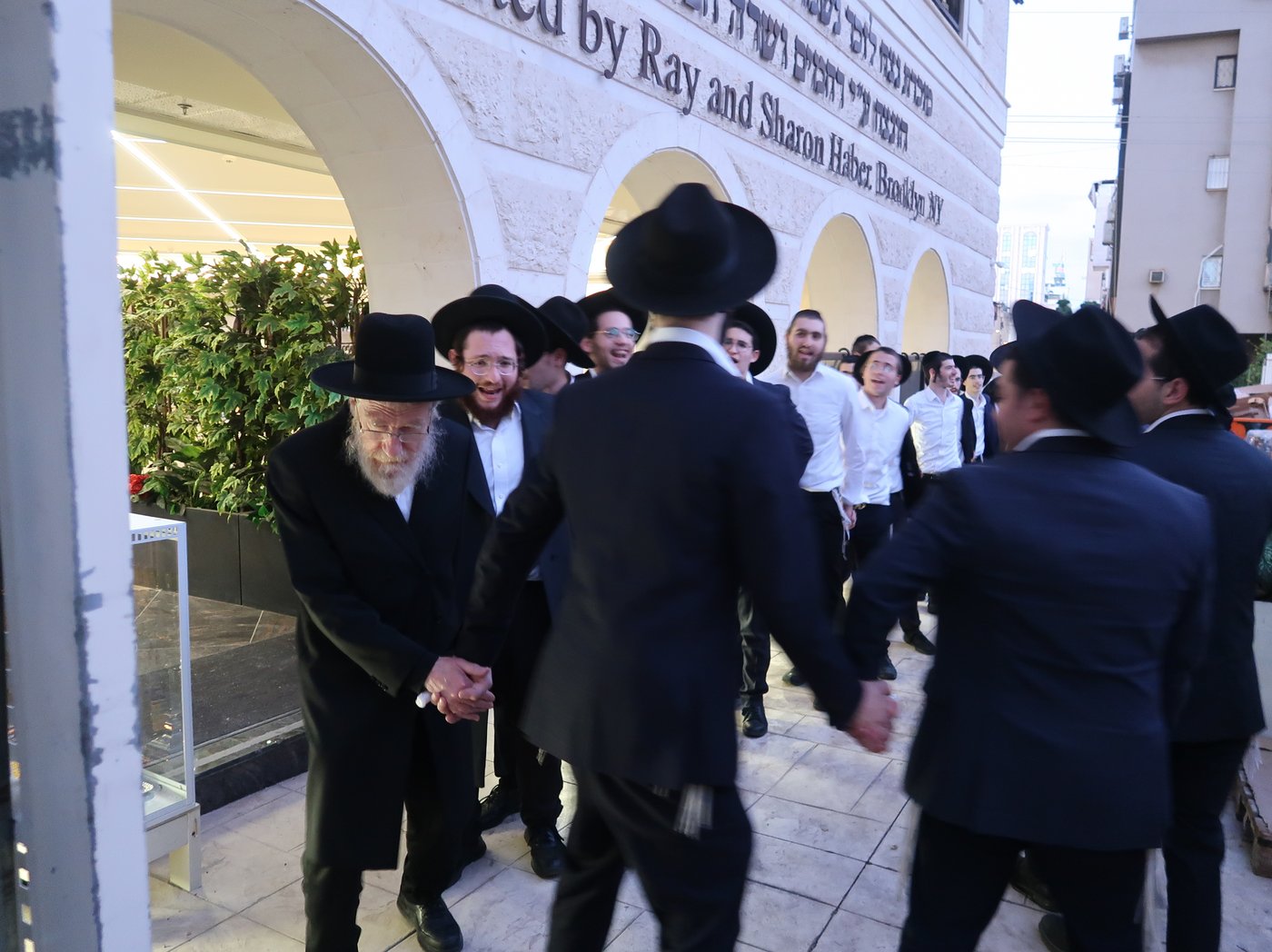 הגאון רבי ירחמיאל אונגרישר בהדלקת נרות חנוכה